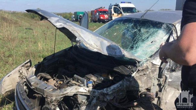 На Рівненщині лучанин на фурі зіткнувся з легковиком, є загиблий. ФОТО. ВІДЕО