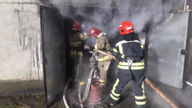На Рівненщині в гаражі вщент згорів автомобіль. ФОТО