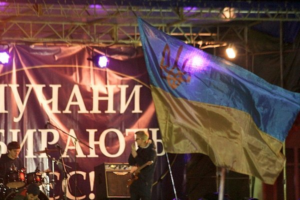 У Луцьку музиканти розважали люд на Євромайдані. ФОТО