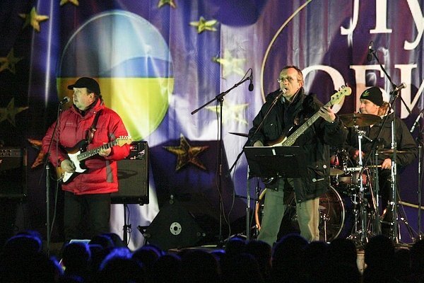 У Луцьку музиканти розважали люд на Євромайдані. ФОТО