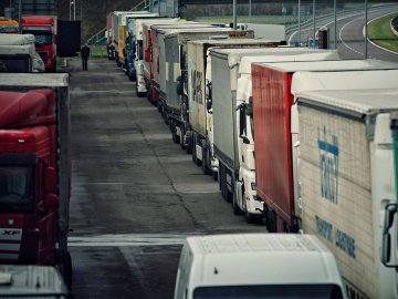 Україна хоче евакуювати водіїв вантажівок, які застрягли на кордоні з Польщею