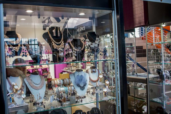 «Чорна п’ятниця» у луцькому ТЦ «Ювант»:  шалені знижки до 70%*