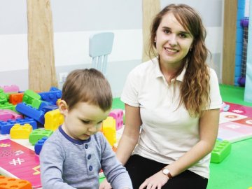 У «Смугастому носорогу» працює няня з індивідуальним підходом до кожної дитини* 