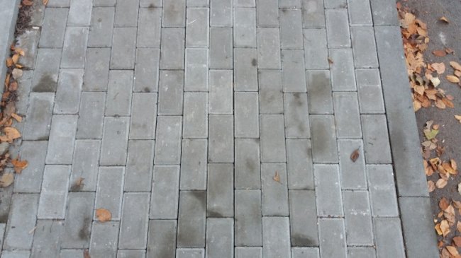 У Луцьку скаржаться на недбале вкладання бруківки
