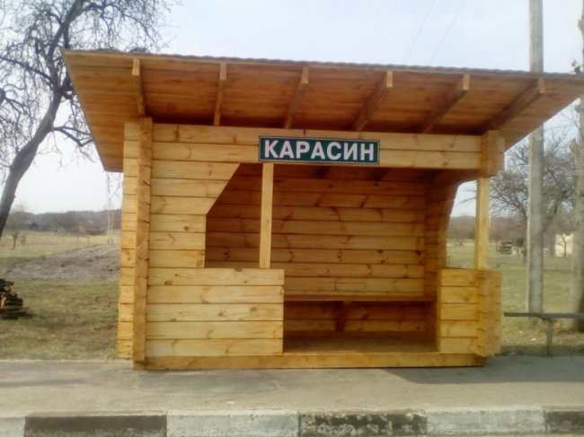 Лісівники подарували еко-зупинку жителям волинського села. ФОТО