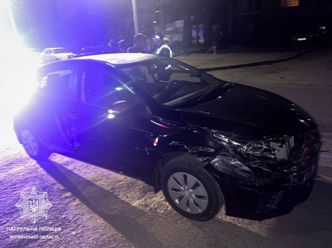 У Луцьку водій в`їхав на припарковану лавету та паркан