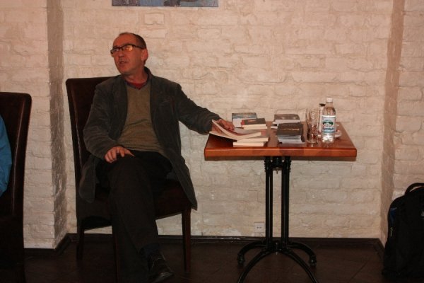 У Луцьку в День гідності Олександр Ірванець презентував «Пісні війни». ФОТО