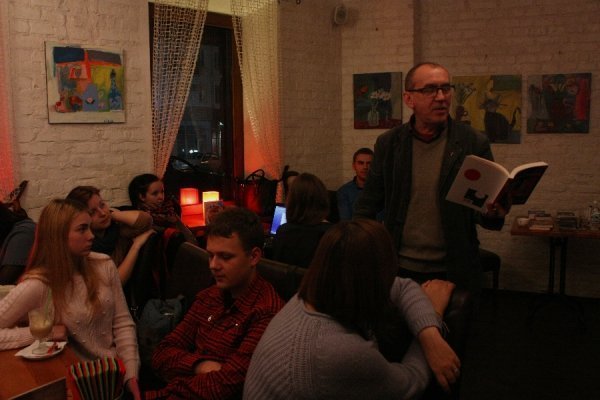 У Луцьку в День гідності Олександр Ірванець презентував «Пісні війни». ФОТО