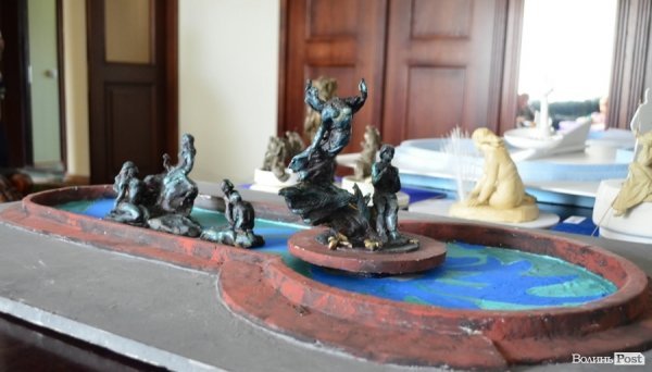 Замість дельфінів фонтан в центрі Луцька міг би мати голу жінку