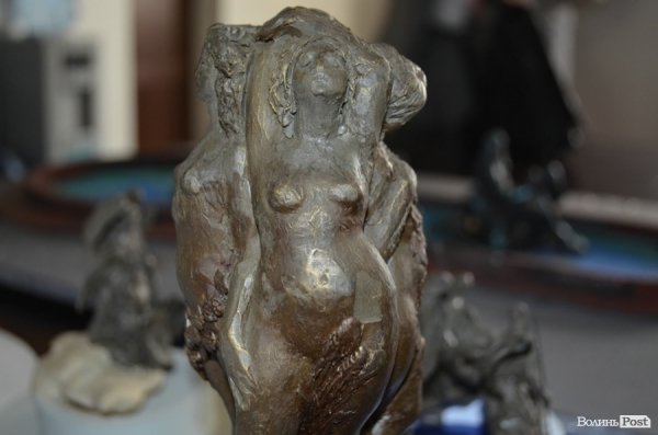 Замість дельфінів фонтан в центрі Луцька міг би мати голу жінку