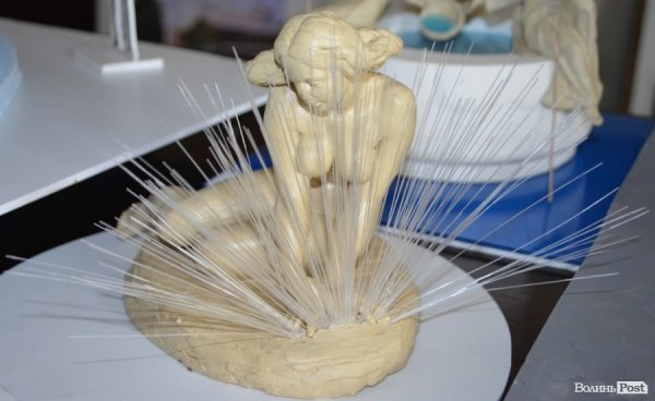 Замість дельфінів фонтан в центрі Луцька міг би мати голу жінку