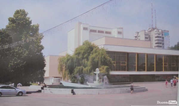 Замість дельфінів фонтан в центрі Луцька міг би мати голу жінку