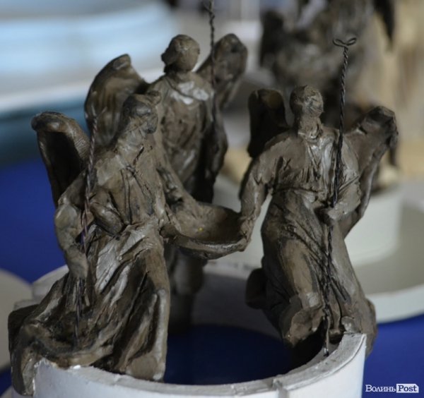 Замість дельфінів фонтан в центрі Луцька міг би мати голу жінку