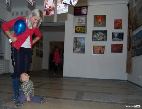 У луцькій мистецькій галереї – сотні дитячих малюнків. ФОТО 