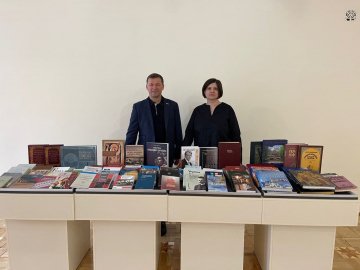 «Здійснюйте добро, поки ви існуєте»: Волинський краєзнавчий музей отримав в дарунок нові книги 