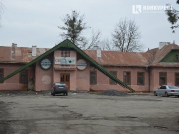 Колишнє приміщення луцького ресторану завалене сміттям