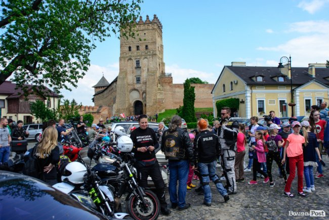 Леді на мотоциклах: у Луцьк приїхали байкерки з декількох країн. ФОТО