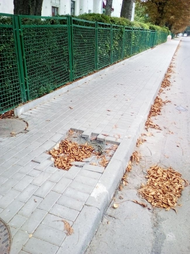 У Луцьку декілька місяців не ремонтують бруківку. ФОТО