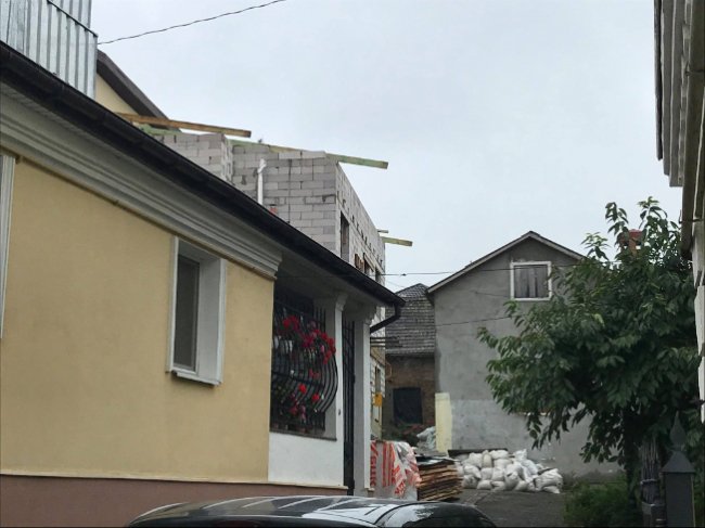 На території заповідника в Луцьку тихцем звели споруду впритул до пам'яток 