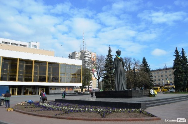 Як заквітчують центральну площу Луцька. ФОТО