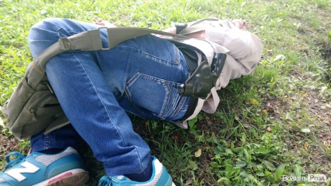 У Луцьку на газоні валявся п'яний озброєний чоловік. ФОТО
