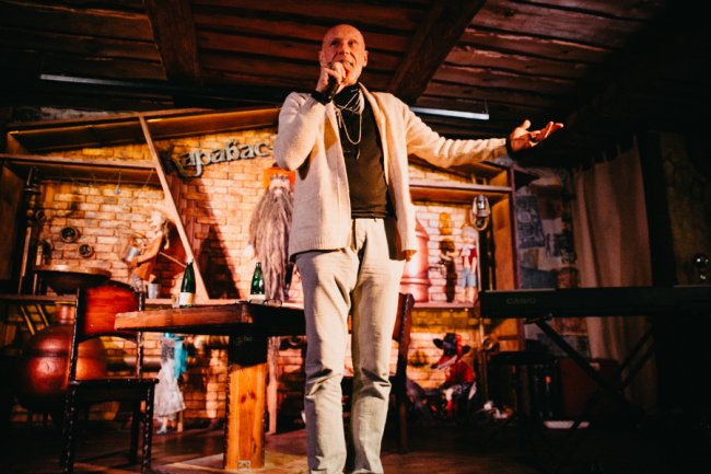 Юрій Іздрик розповів про ню-зйомки, статус секс-символа та дитячі спогади про Луцьк