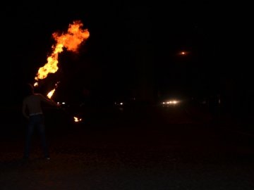Автомайдан у Луцьку зустрічали вогняним шоу. ФОТО