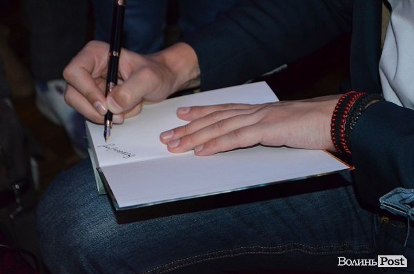 У Луцьку Макс Кідрук розповів про «кошмар сучасної фізики». ФОТО