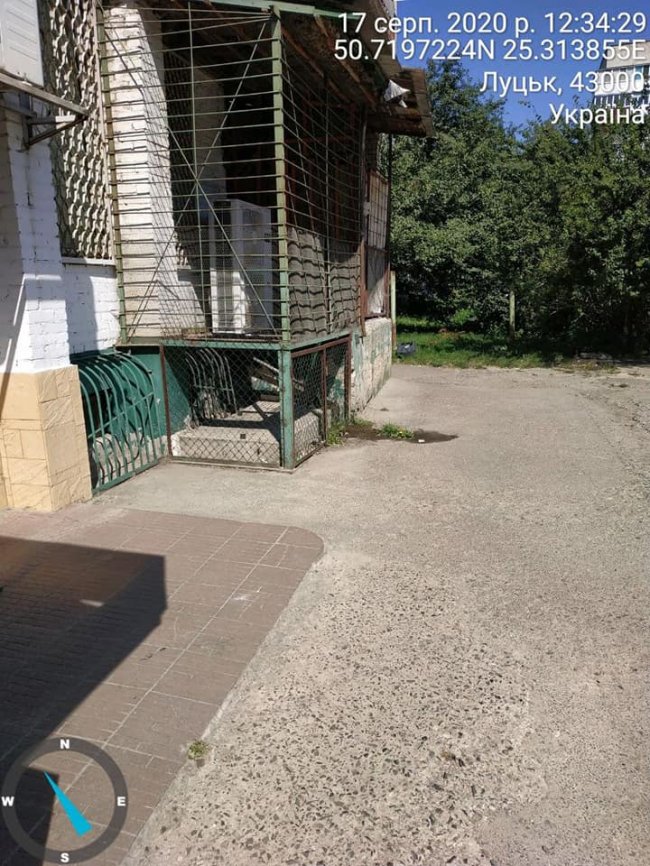 Адміністрацію магазину у Луцьку змусили прибрати сміття біля закладу. ФОТО