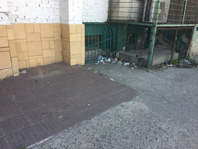 Адміністрацію магазину у Луцьку змусили прибрати сміття біля закладу. ФОТО