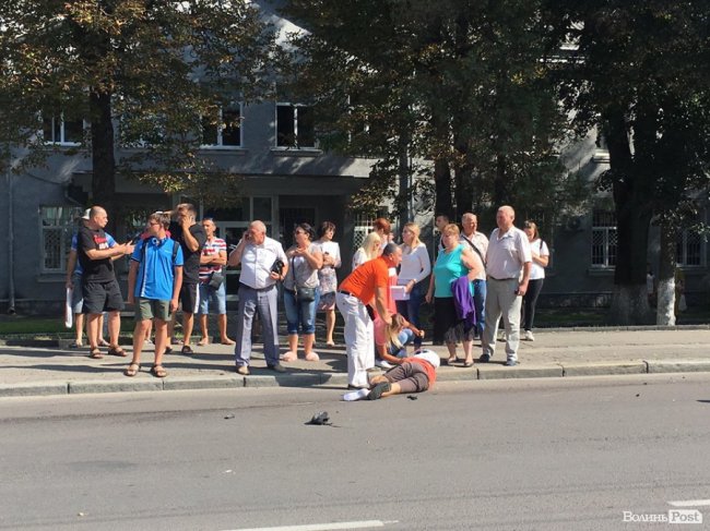 На Київському майдані у Луцьку зіткнулися бус і мотоцикліст. ФОТО