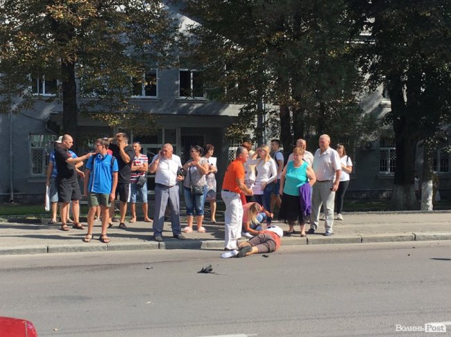 На Київському майдані у Луцьку зіткнулися бус і мотоцикліст. ФОТО