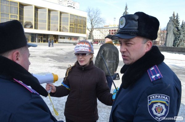 «Кров», міліція і сутичики: у Луцьку відвідали заклади регіоналів. ФОТО