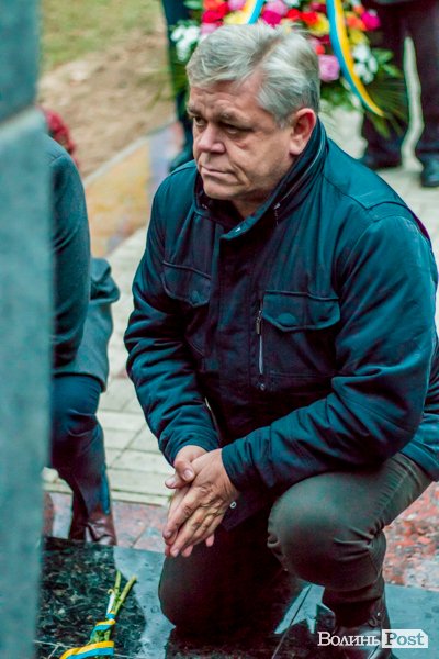 Квіти, сльози і свічки: у День Гідності та Свободи лучани вшанували пам'ять полеглих