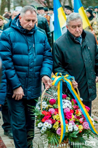 Квіти, сльози і свічки: у День Гідності та Свободи лучани вшанували пам'ять полеглих