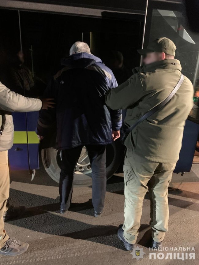 У Луцьку подружжя та їх знайомі водії в автобусній схованці за 20 тисяч доларів переправляли чоловіків до Польщі