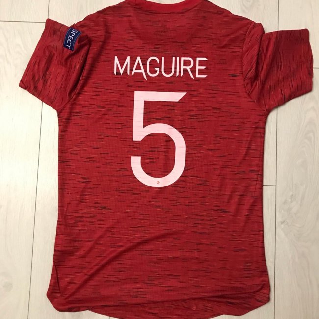 Зінченко, Модрич, Магвайр: лучанин колекціонує футболки відомих футболістів. ФОТО