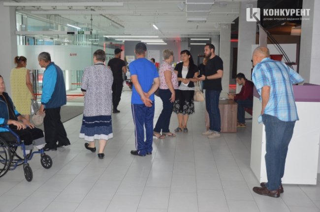 У Луцьку пенсіонерам показували сімейний фільм. ФОТО