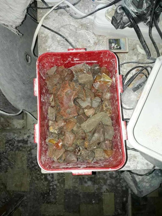 Підпільні цехи: у Луцьку вилучили 400 кілограмів бурштину