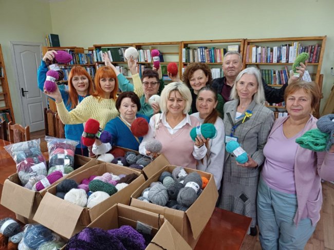 У бібліотеці на Волині в’яжуть теплі шкарпетки для ЗСУ