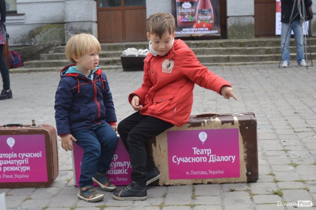 З хлібом, горілкою та кров’ю: у Луцьку відкрили фестиваль театрів. ФОТО
