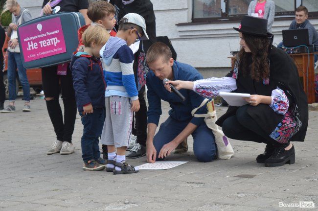 З хлібом, горілкою та кров’ю: у Луцьку відкрили фестиваль театрів. ФОТО
