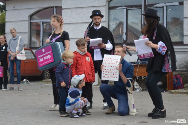 З хлібом, горілкою та кров’ю: у Луцьку відкрили фестиваль театрів. ФОТО