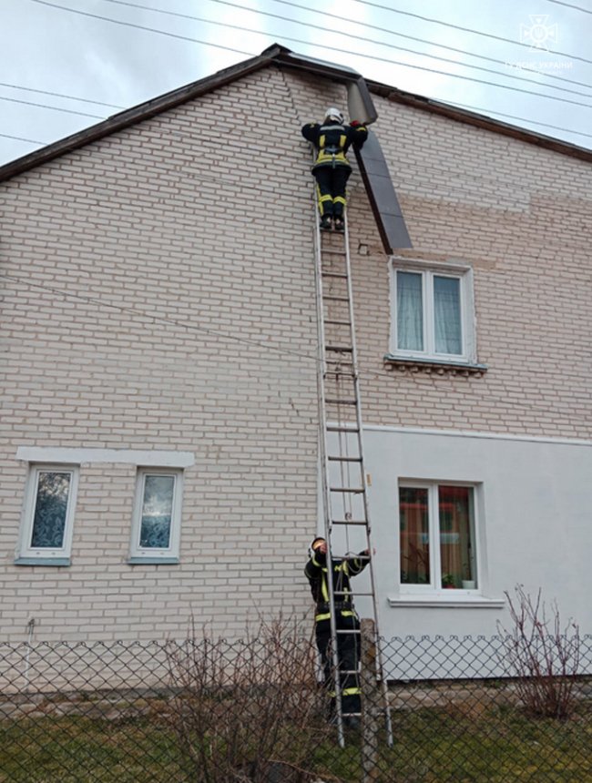 На Волині вітер зірвав частину даху з будинку. ФОТО