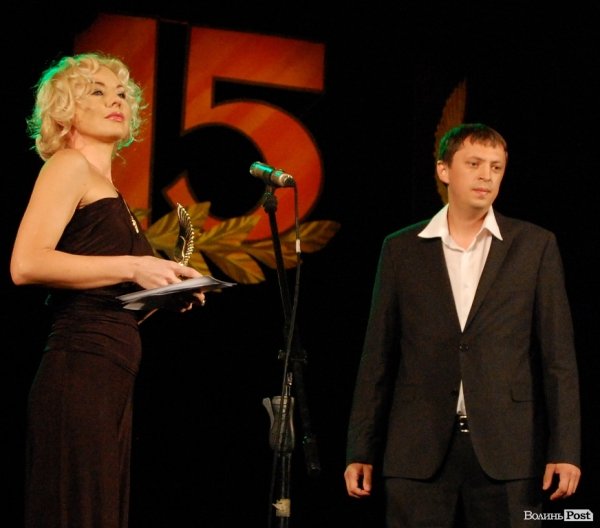 Сина Чорнухи-старшого Чорнуху-молодшого Ігоря нагороджувала чарівна блондинка, і він трішки соромився