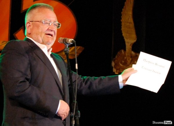 У церемонії нагородження майже всі елементи. Хоча інтриги немає, але заклеєні конверти з іменами присутніх