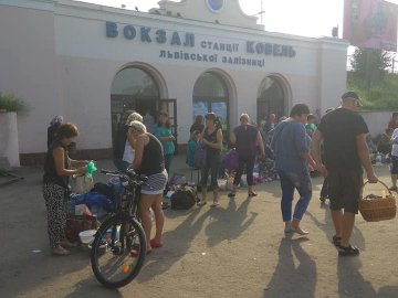 Повно грязюки і сміття: вокзал на Волині «окупували» торговці. ФОТО
