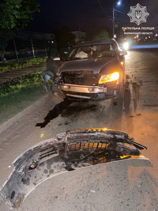 На Волині – ДТП: водій Audi в`їхав у припарковане авто. ФОТО