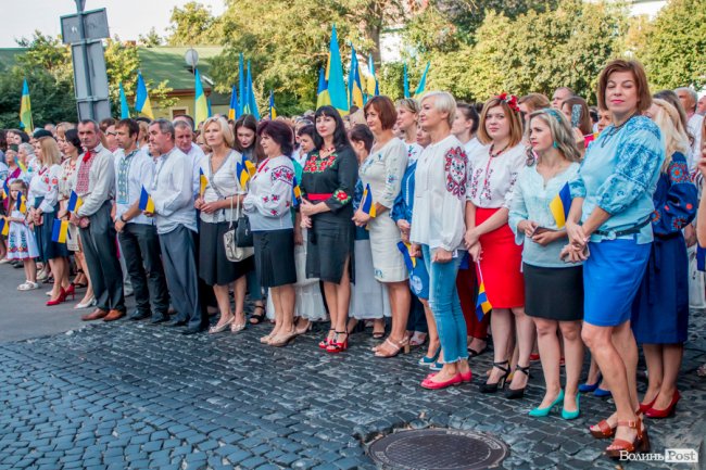 Над Луцьком урочисто підняли синьо-жовтий прапор. ФОТО