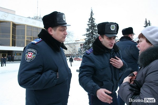 У центрі Луцька люди ледь не побилися з міліцією. ФОТО